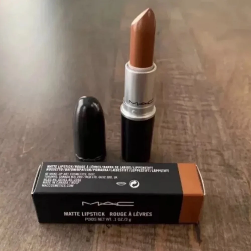 MAC 653 Derrière Lipstick - Derriere Dirty Brown With Gold Undertones